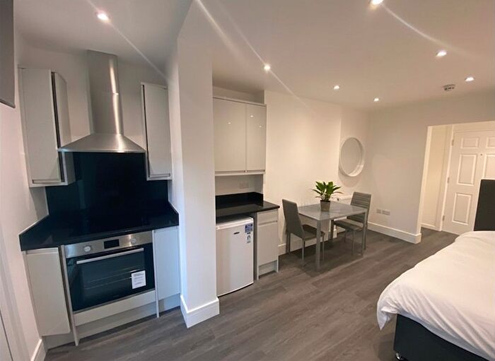 Studio To Rent In Nevern Square, London, SW5