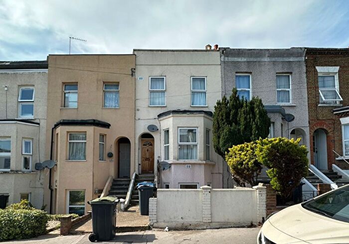2 Bedroom Flat For Sale In Moffat Road, Thornton Heath, Surrey, CR7