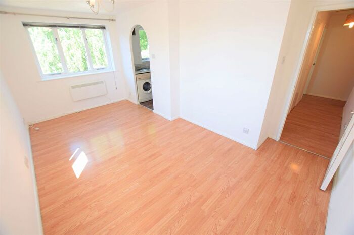 1 Bedroom Flat To Rent In Greenslade Road, Barking, IG11