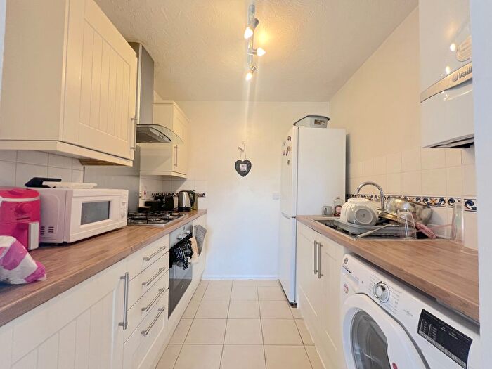 2 Bedroom Flat To Rent In Jemmett Close, Kingston Upon Thames, Surrey, KT2