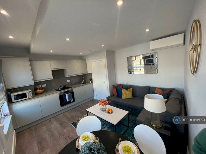 3 Bedroom Flat To Rent In Stanhope Road, London, N12