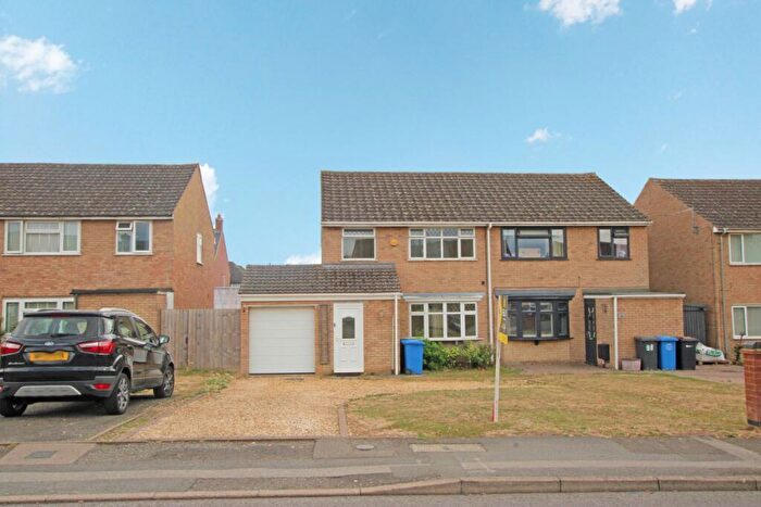 3 Bedroom Semi-Detached House For Sale In Brambleside, Kettering, Northamptonshire, NN16