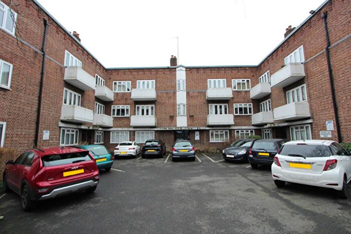 2 Bedroom Apartment To Rent In Bridge Lane, London, NW11