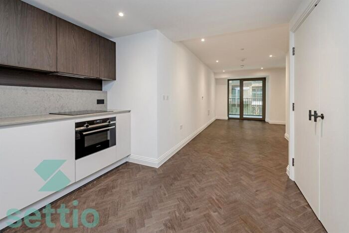 Apartment To Rent In Halcyon House, Queens Cross, E16