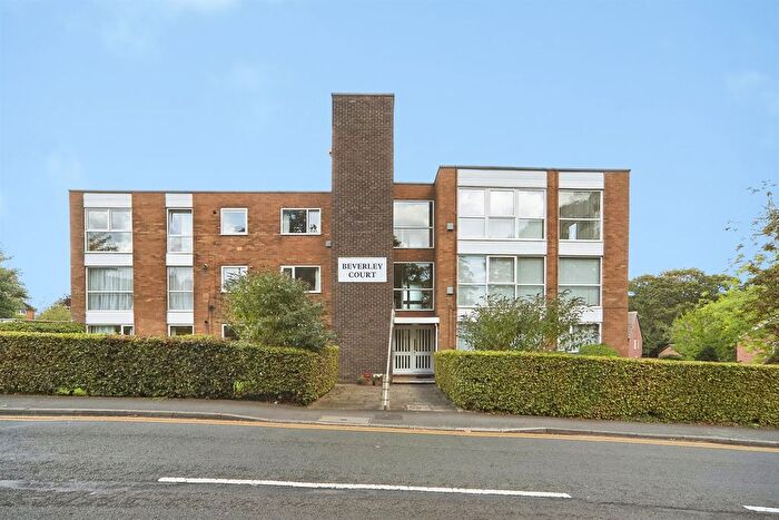 2 Bedroom Flat For Sale In Shadwell Lane, Leeds, LS17