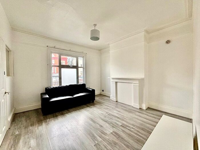 2 Bedroom Flat To Rent In Broadway, London, W13