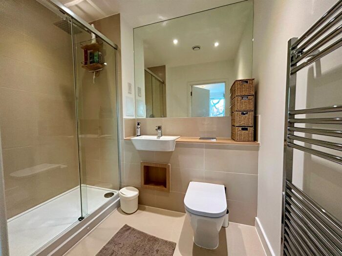 2 Bedroom Flat For Sale In Jackdaw Close, Romford, RM3