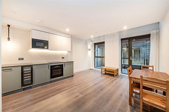 3 Bedroom Flat For Sale In Windsor Square, Woolwich, London, SE18