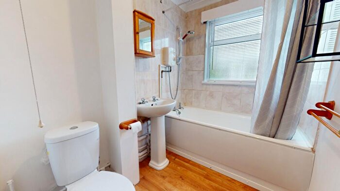 2 Bedroom Flat To Rent In Clos Treoda, Whitchurch, Cardiff, CF14