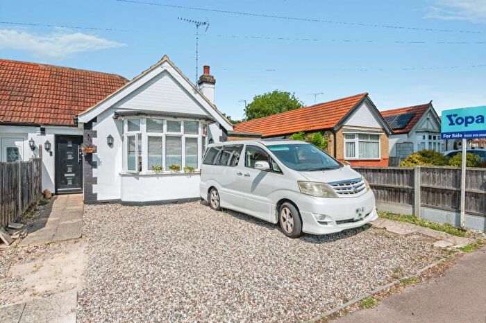 2 Bedroom Bungalow For Sale In Westbourne Grove, Westcliff-on-sea, SS0
