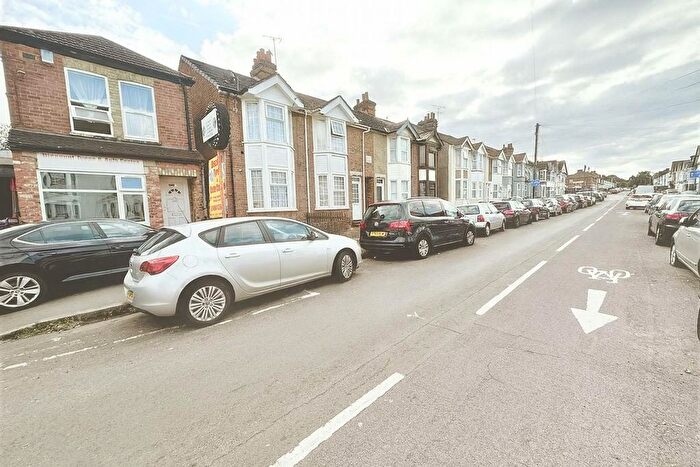 2 Bedroom Flat To Rent In Abercromby Avenue, High Wycombe, HP12