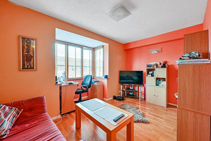 1 Bedroom Flat For Sale In Cotton Avenue, North Acton, London, W3