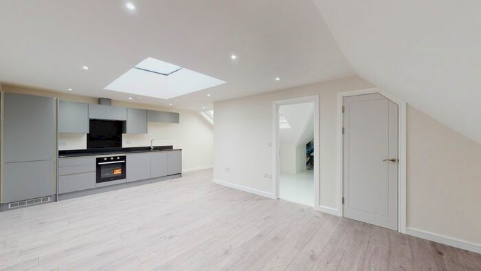 2 Bedroom Flat To Rent In High Street, Chesham, HP5