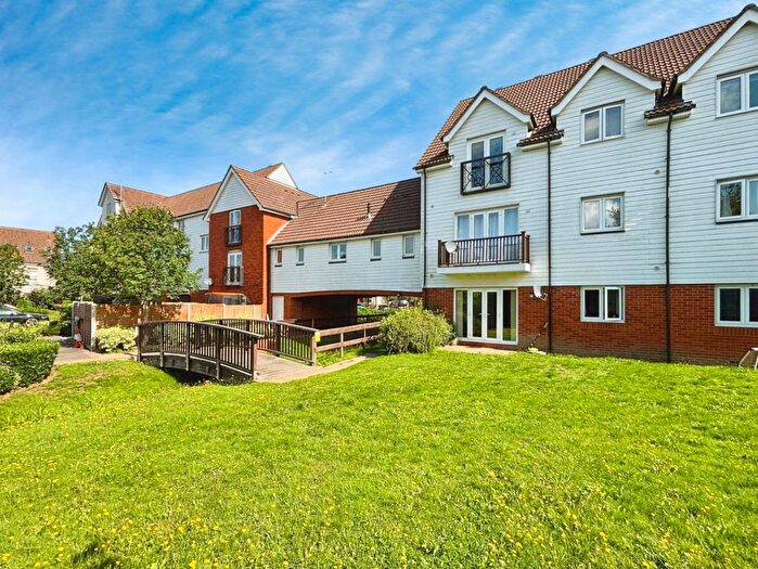 2 Bedroom Flat For Sale In Galloway Drive, Kennington, TN25