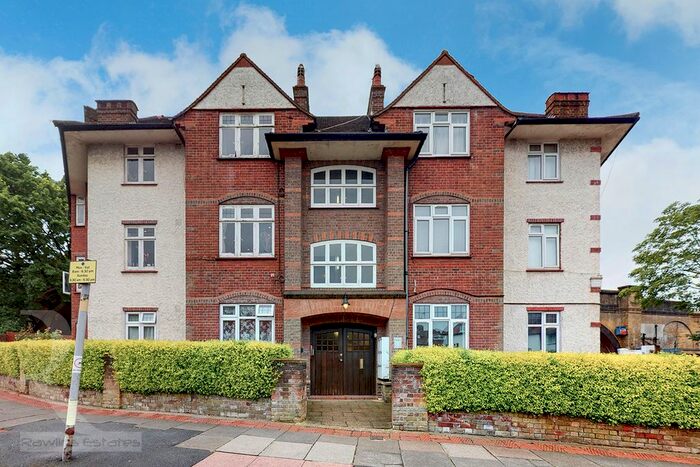 4 Bedroom Flat To Rent In Crescent Court, London, NW11