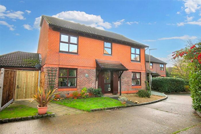 1 Bedroom Flat For Sale In Bainton Mead, Goldsworth Park, Woking, Surrey, GU21