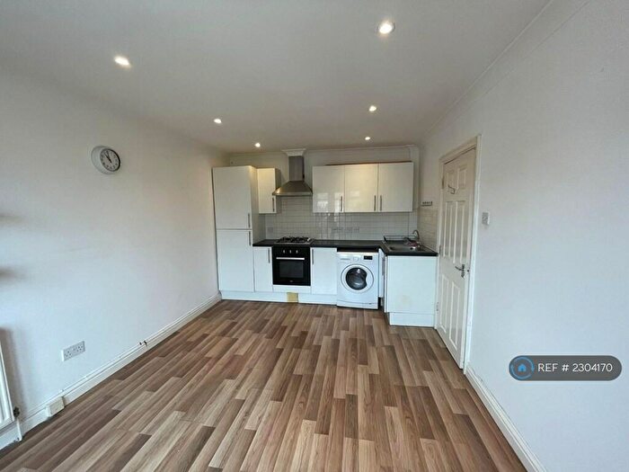 3 Bedroom Flat To Rent In Malvern Avenue, Harrow, HA2