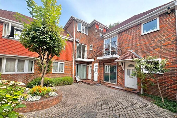 2 Bedroom Flat For Sale In Cherry Tree Close, Farnham, Surrey, GU9