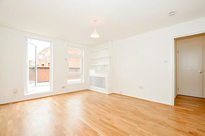 1 Bedroom Flat For Sale In Garnham Close, Stoke Newington, N16