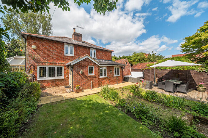 3 Bedroom Detached House For Sale In Lower Eashing Lane, Godalming, GU7