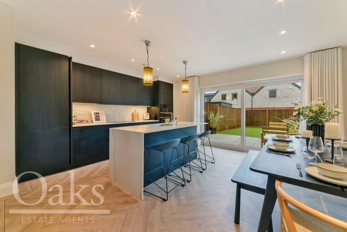 4 Bedroom Semi-Detached House To Rent In The Gallop, Selsdon, South Croydon, CR2