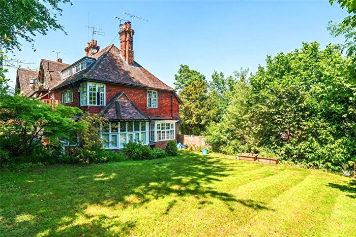 2 Bedroom Flat For Sale In Petworth Road, Haslemere, Surrey, GU27