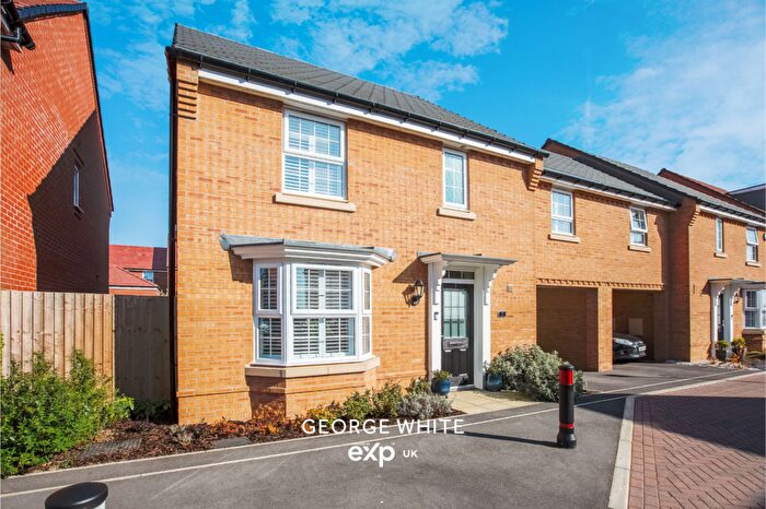 4 Bedroom Link Detached House For Sale In Raven Way, Hullbridge, SS5