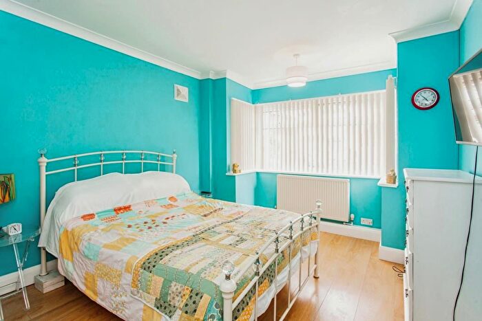 2 Bedroom Semi-Detached Bungalow For Sale In Rayleigh Avenue, Leigh-On-Sea, SS9