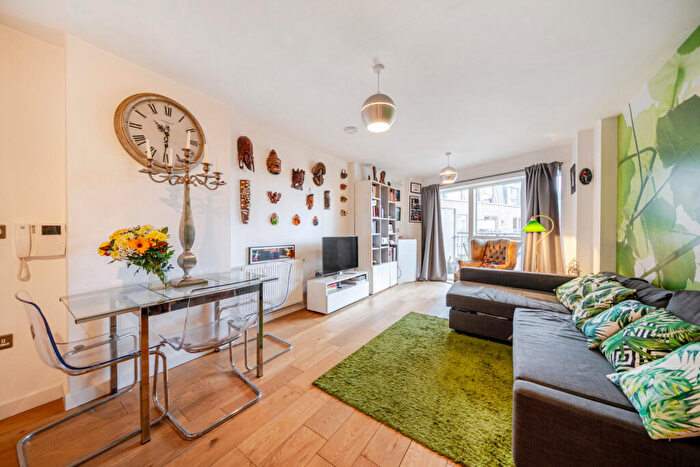 1 Bedroom Apartment For Sale In Glengall Road, London, SE15