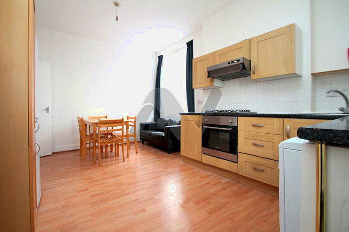 3 Bedroom Flat To Rent In Grand Parade, Green Lanes, London, N4