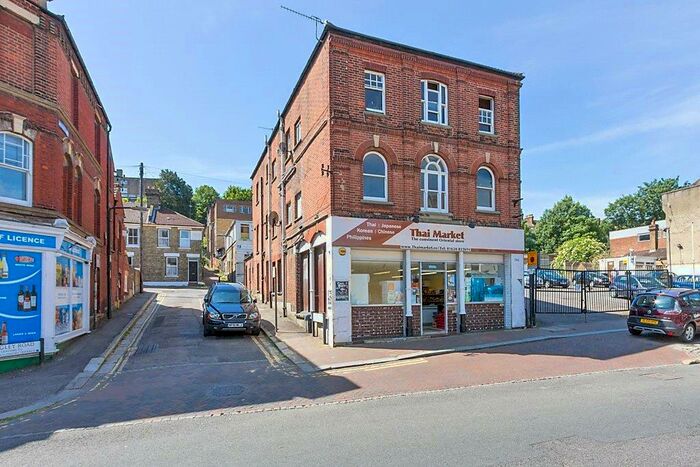 2 Bedroom Apartment To Rent In High Street, Rochester, Kent, ME1