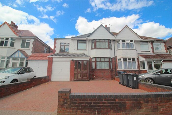 4 Bedroom Semi Detached House For Sale In Hobmoor Croft, Birmingham, B25