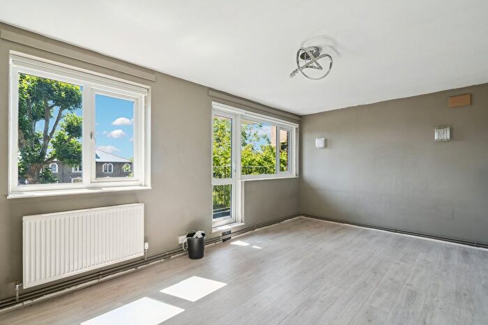 2 Bedroom Flat For Sale In The Grange, Goldhawk Road, W12