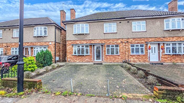 2 Bedroom Maisonette For Sale In Station Road, Gidea Park, RM2