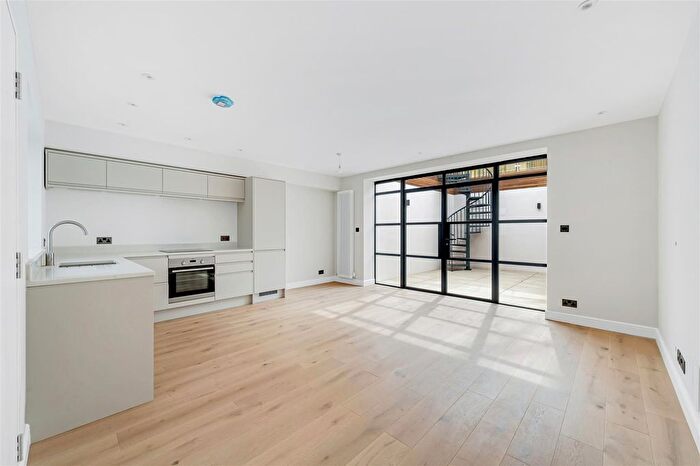 2 Bedroom Flat For Sale In Mill Hill Road, London, W3
