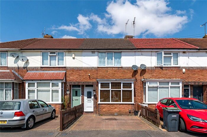 2 Bedroom Terraced House For Sale In Applecroft Road, Luton, Bedfordshire, LU2
