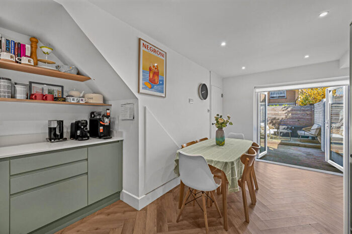 3 Bedroom Flat For Sale In Crystal Palace Road, East Dulwich, SE22