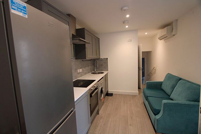 3 Bedroom Flat To Rent In Parkgate Road, London, SW11