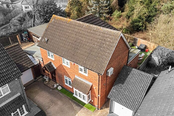 4 Bedroom Detached House For Sale In Newland Close, Pinner, HA5