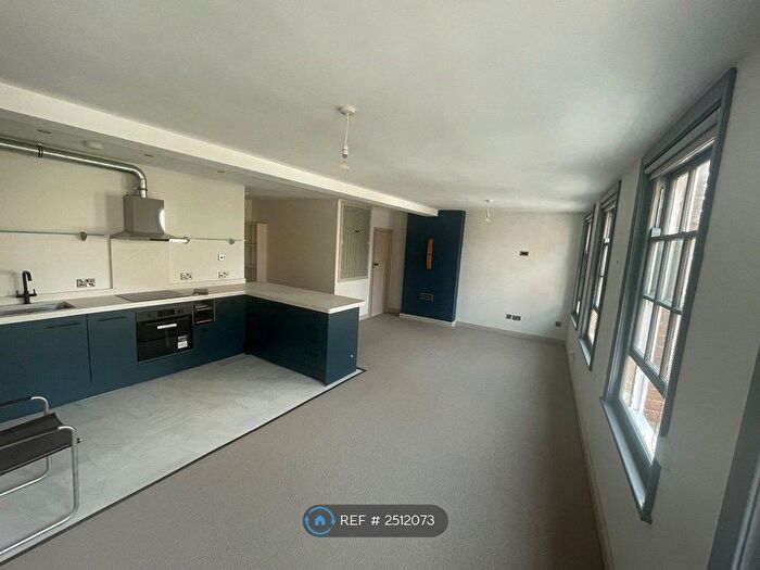 2 Bedroom Flat To Rent In High St, Devizes, SN10
