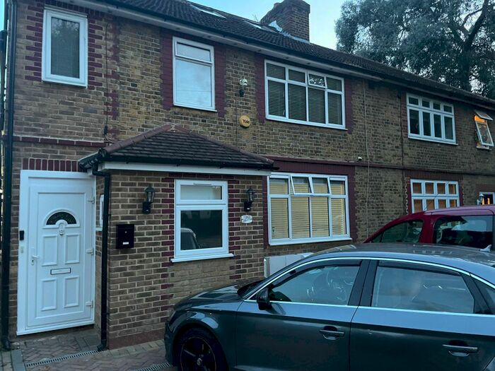 4 Bedroom Semi-Detached House To Rent In Central Avenue, Edmonton, London, N9