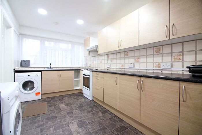 3 Bedroom Flat To Rent In Dunedin Way, Hayes, UB4