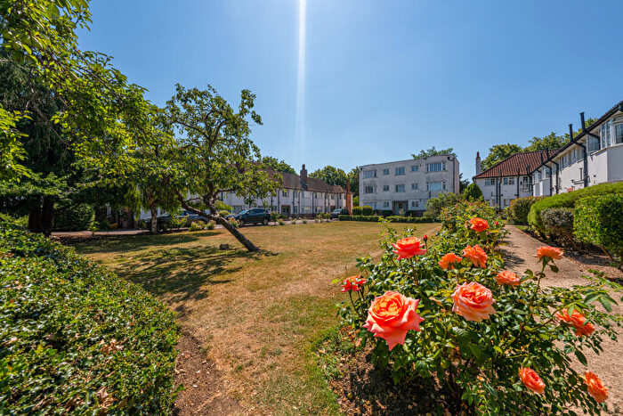 3 Bedroom Flat To Rent In Okehampton Close, North Finchley, Barnet, London, N12