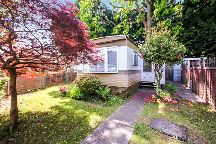 1 Bedroom Mobile/park Home For Sale In Meadowside Park, Lingfield, RH7