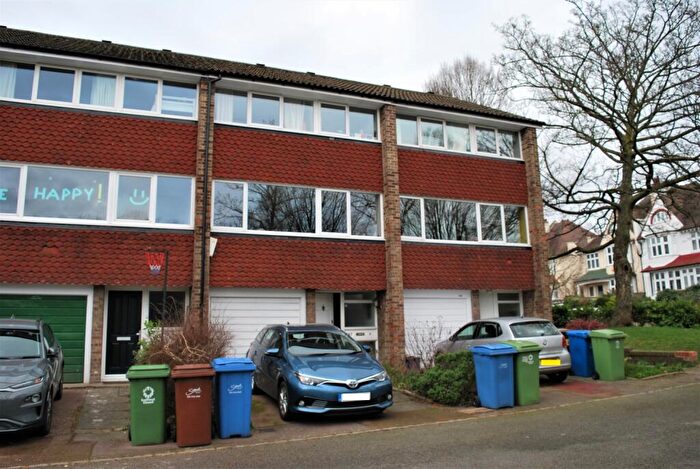 4 Bedroom Town House To Rent In Half Moon Lane, SE24