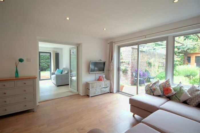 3 Bedroom House To Rent In Wrights Close, Lewisham, SE13