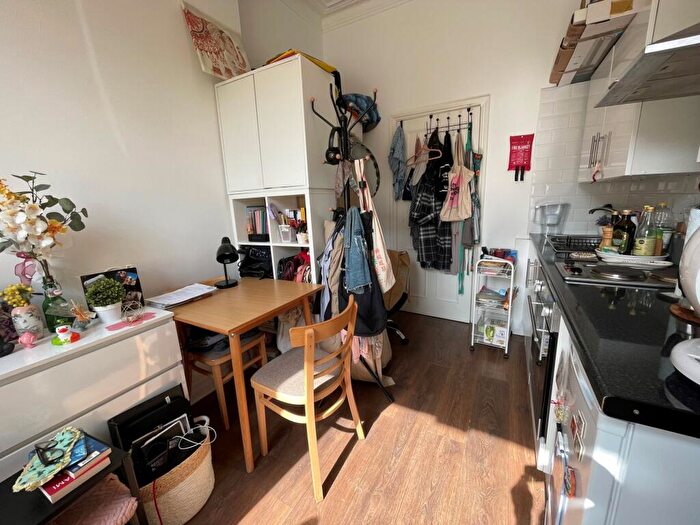 Flat To Rent In Manstone Road, Kilburn, NW2