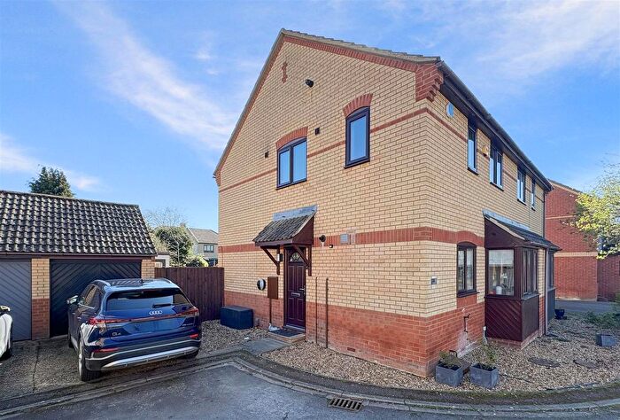 3 Bedroom Semi Detached House For Sale In Mander Way, Cambridge, CB1