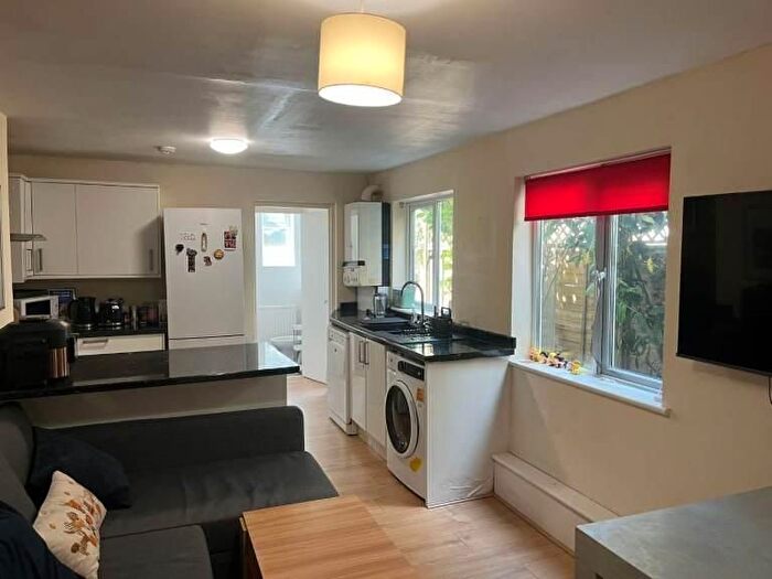 2 Bedroom Flat To Rent In Strathaven Road, London, SW2