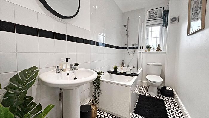 2 Bedroom Flat To Rent In Carden Avenue, Brighton, Sussex, BN1